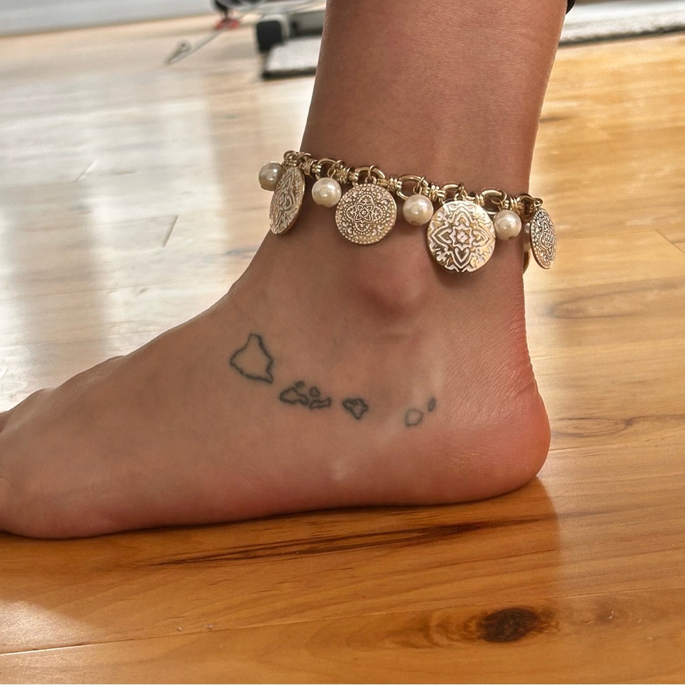 Vintage Medallion Gold Tone Charm & Faux Pearl Anklet Bracelet w/ Toggle Closure